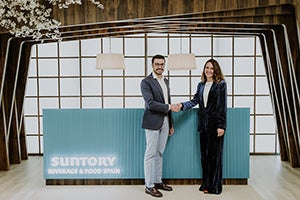 〈１１月２２日（水）協定式にて（左：ラヨス市長 ゴンサロ・ガルシア・ゴンサレス氏、 右：サントリー食品スペイン社 ＣＯＯ サラ・デ・パブロス）〉