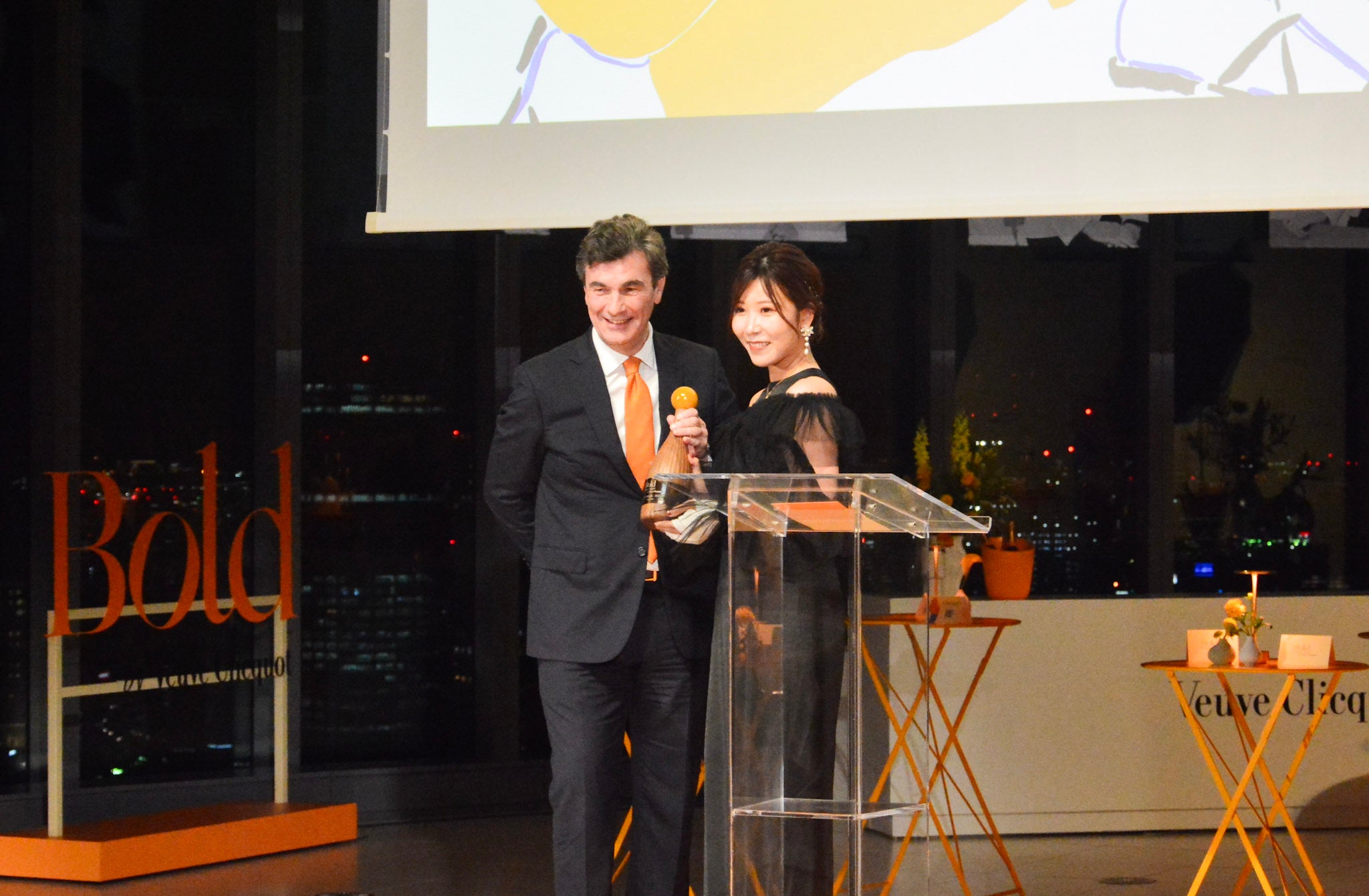 受賞発表後のトロフィー授与の様子