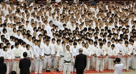 平成27年7月22日：西日本新聞朝刊 金鷲旗高校柔道大会の開会式で力強く選手宣誓 する修徳の佐藤竜主将