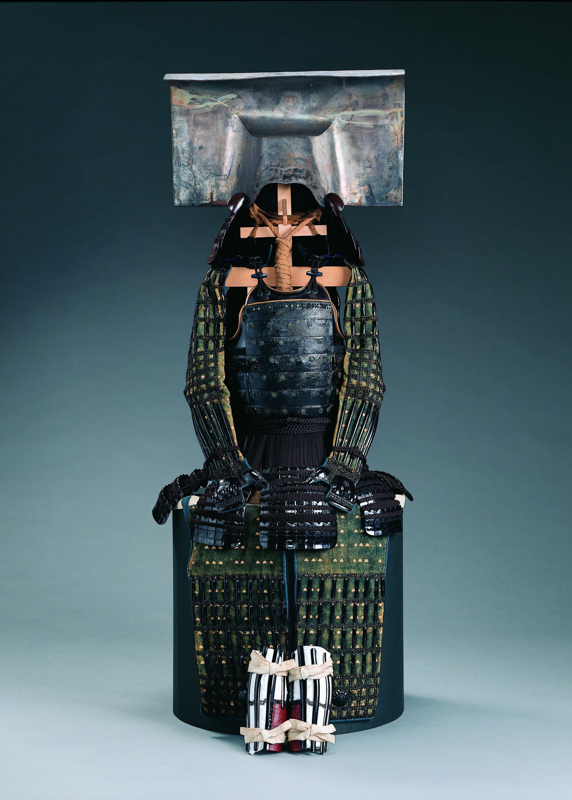 重要文化財　銀箔押一の谷形兜 ・ 黒糸威五枚胴具足　小具足付（福岡市博物館所蔵）