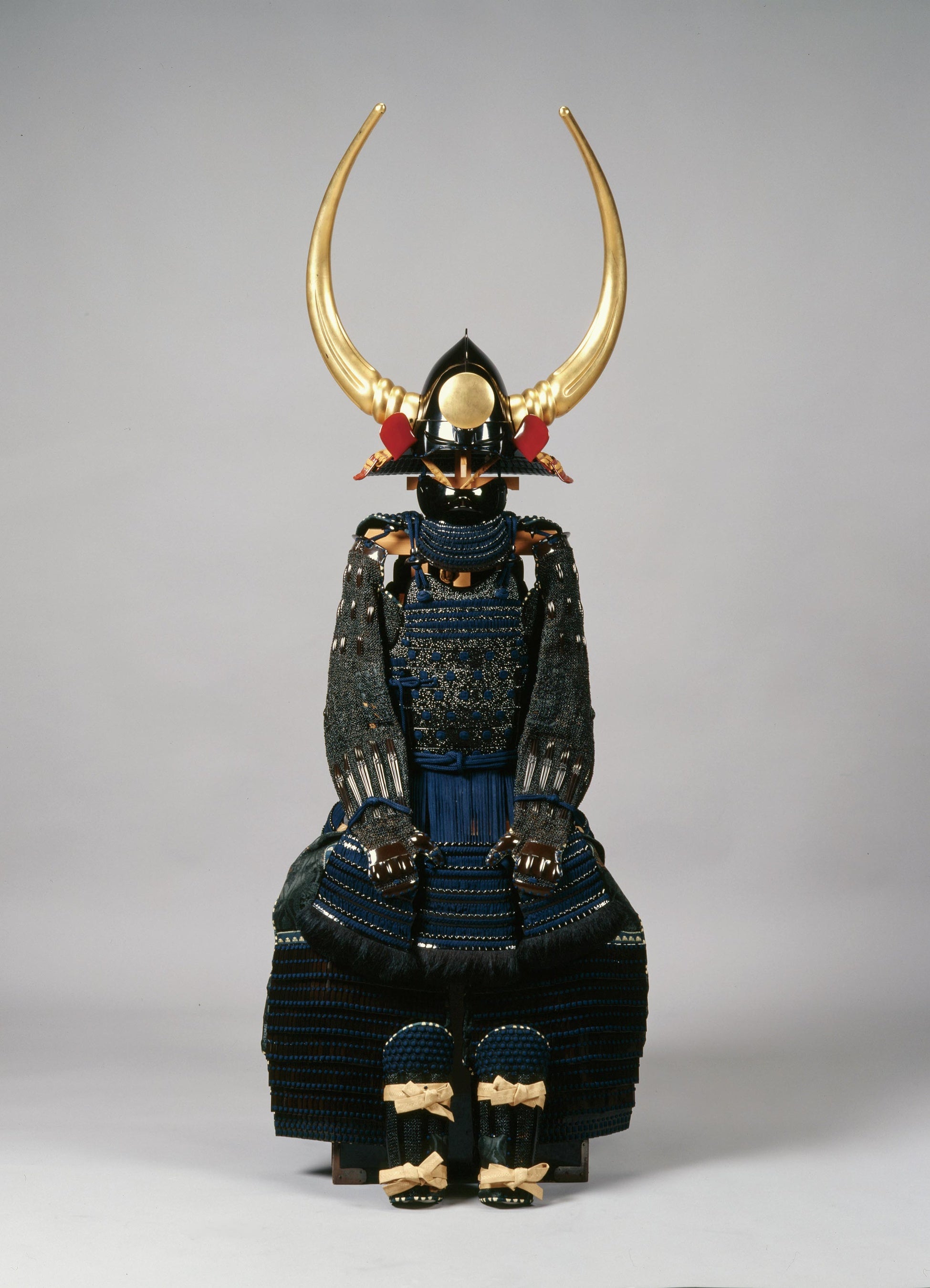 黒漆塗桃形大水牛脇立兜　紺糸威五枚胴具足　小具足付（福岡市博物館所蔵）