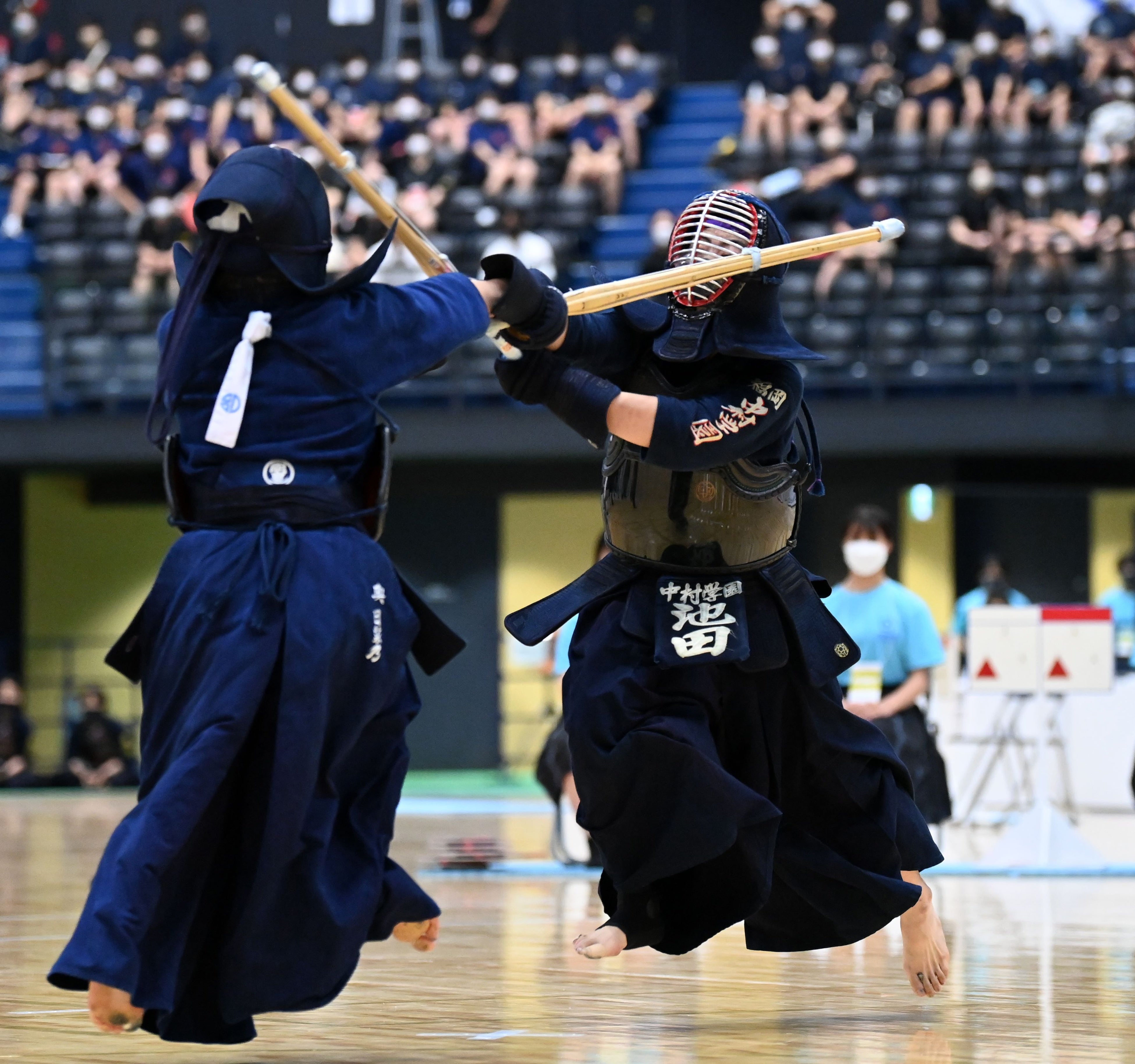 2022年女子決勝で、明豊の奥（左）に面を決める中村学園女子の池田
