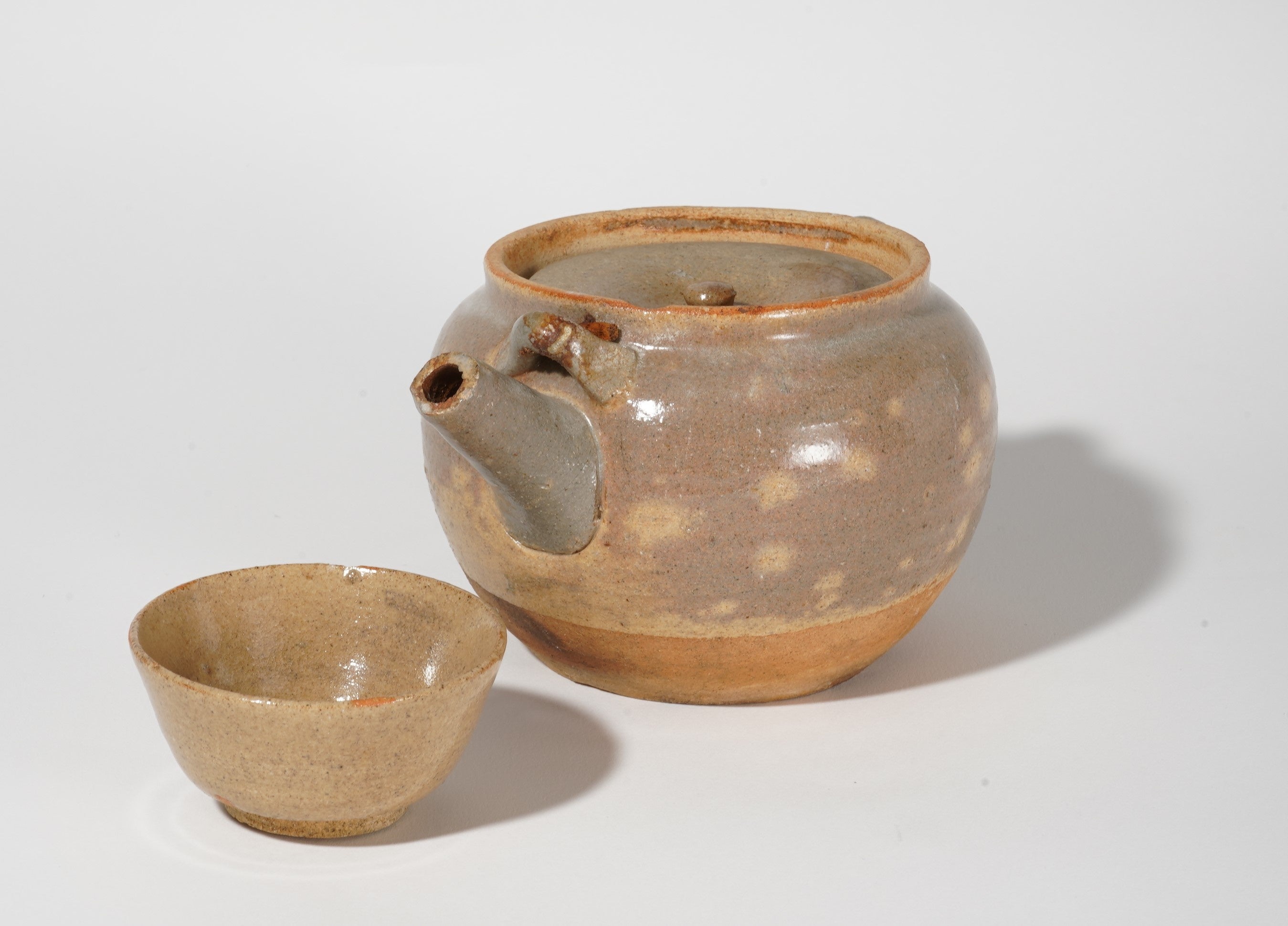 汽車土瓶　吉塚本町遺跡出土　大正末～昭和時代前半（20世紀）　福岡市埋蔵文化財センター