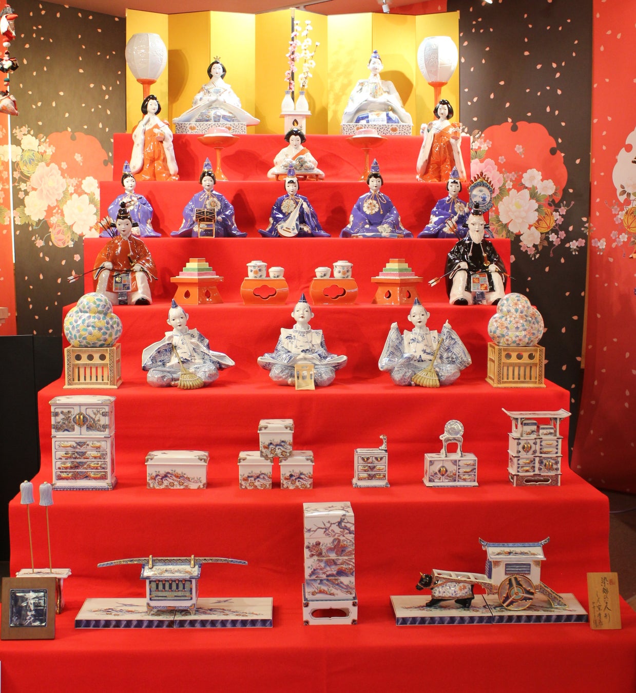 世界最大の磁器製座りびな七段飾り