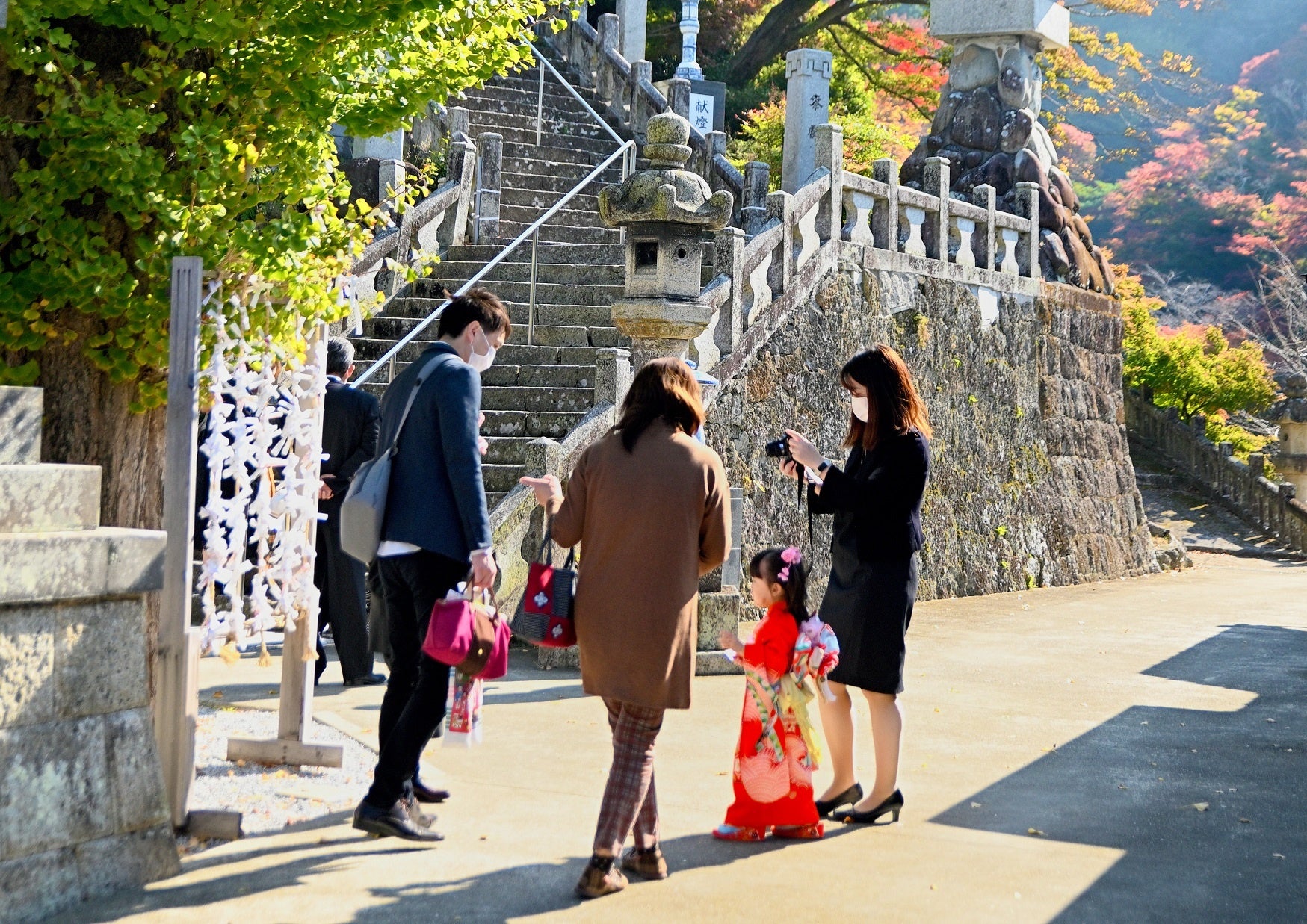 2022年度 最優秀作品 「紅葉の中での七五三参り」 鴨川市子