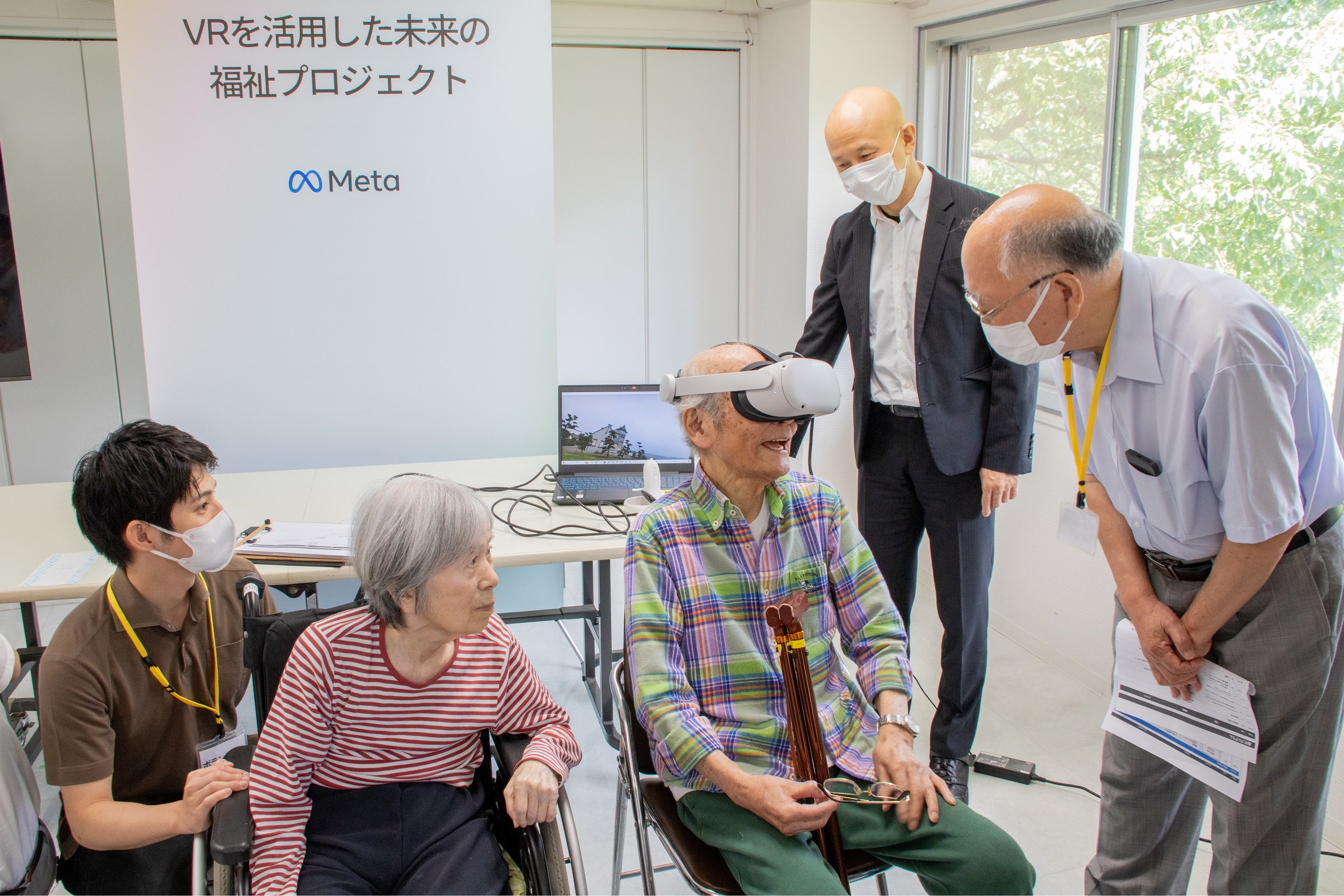 入居者向けVR旅行体験会の様子