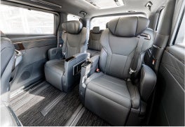 移動をくつろぎに変える、セカンドシート。 圧倒的に広々とした室内が、過ごし方を自由にする。