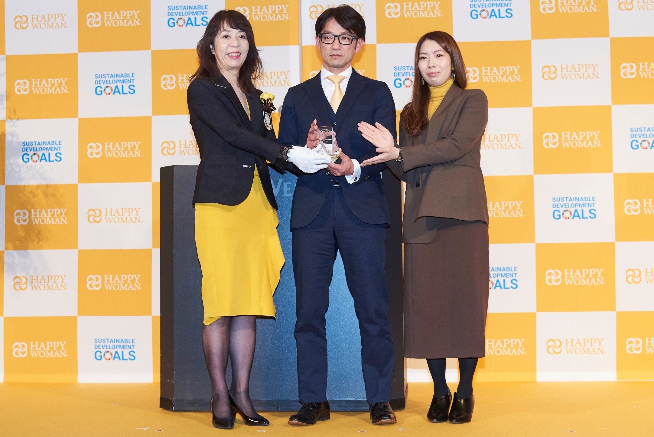 （左 ：三菱UFJリサーチ＆コンサルティング株式会社　プリンシパル・サステナビリティ・ストラテジスト　吉高まり様、 　中央、右：豊島株式会社　執行役員　天野裕之、東京二部二課　大川侑穂）