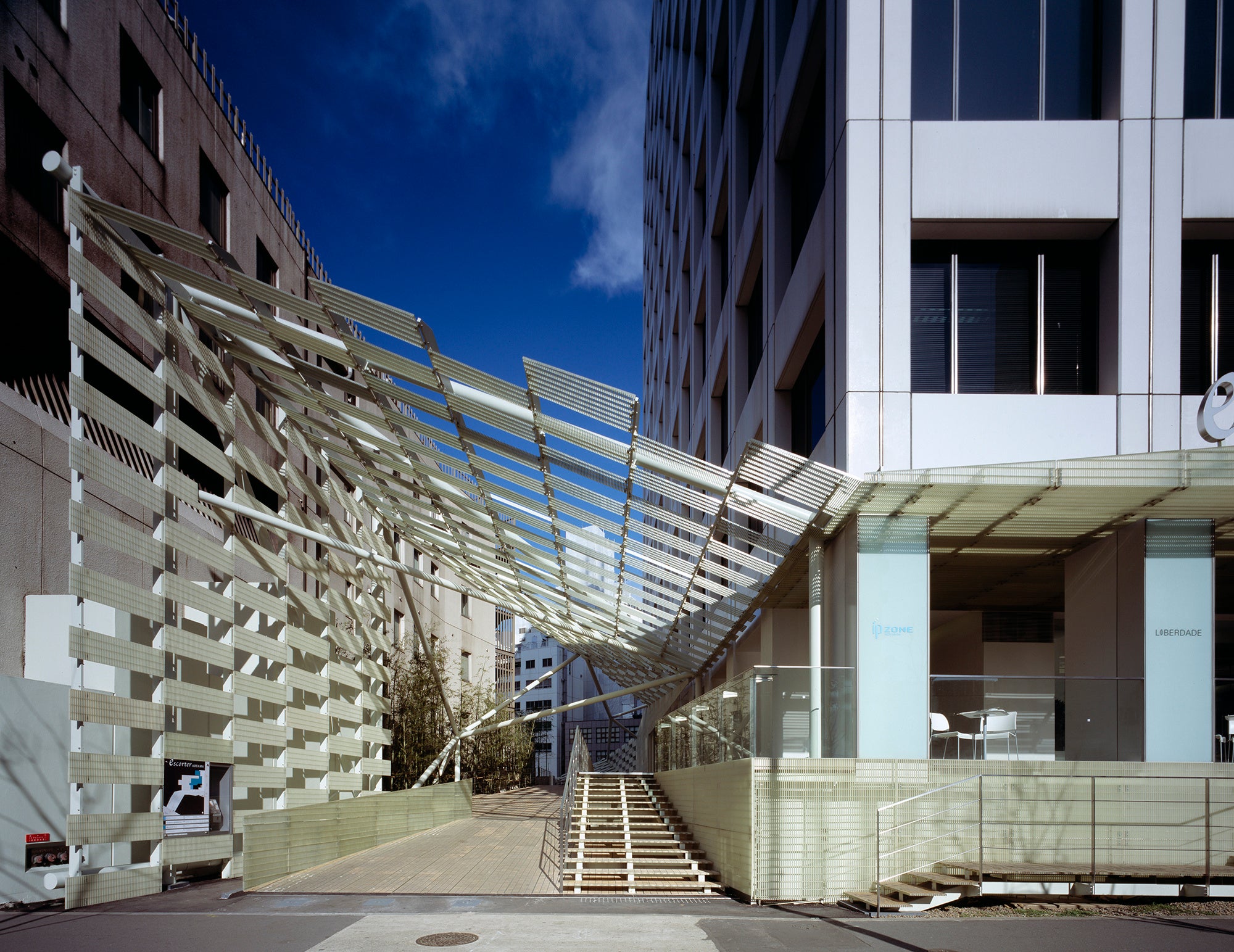 NTT 青山ビル1F（エスコルテ青山） ©Daici Ano