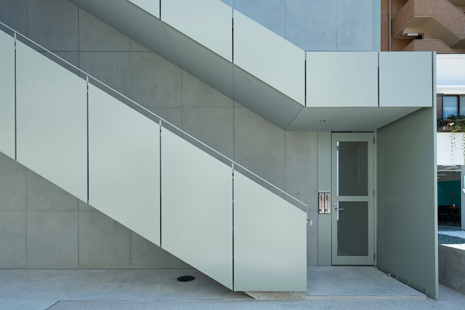 シンプルながらも印象的な建築。設計は二俣公一氏率いるケース・リアル。