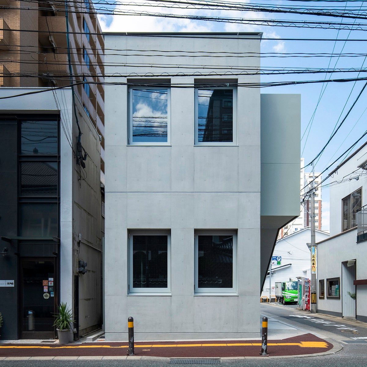 インターオフィス福岡支店・ショールームの外観。