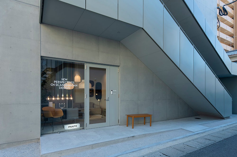 ショールームの外観。ソリッドなデザインの階段が印象的