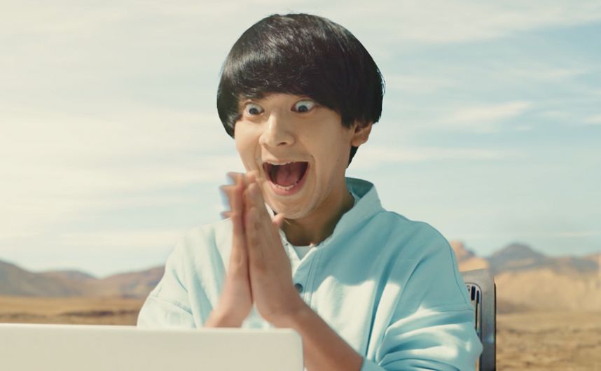 やりたかった事が簡単にできたと歓喜する若手ビジネスパーソン