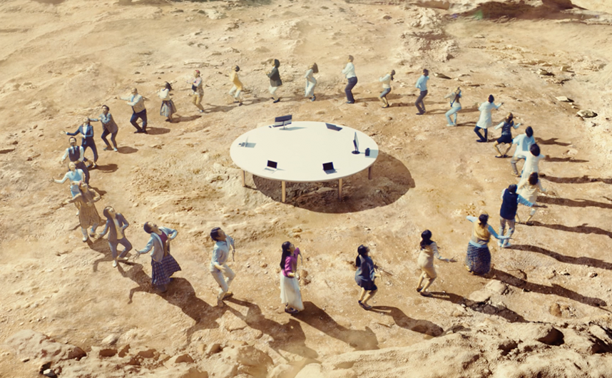 楽しそうに歌い、踊るビジネスパーソン達