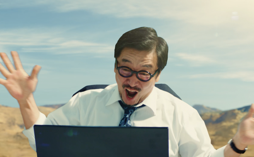 自分にもできたと喜ぶ中年ビジネスパーソン