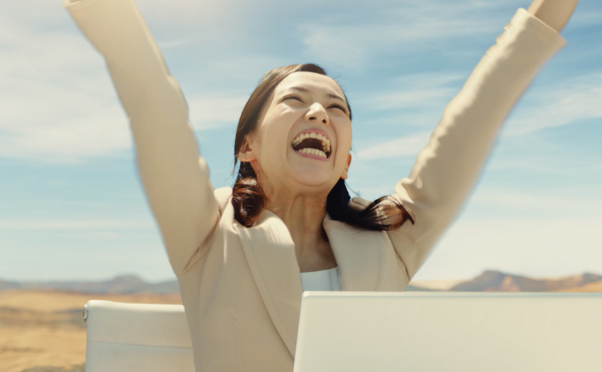 やりたかったことが早くできたと喜ぶビジネスパーソン