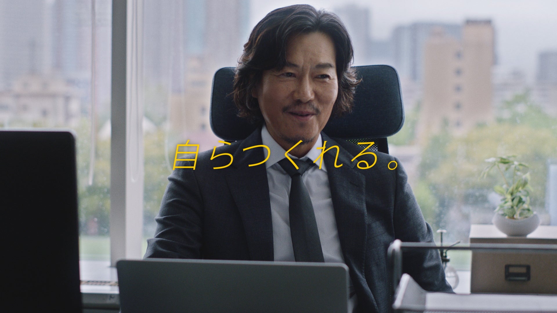 kintone新テレビCMに俳優の豊川悦司さんを起用「自らつくれる」喜びを