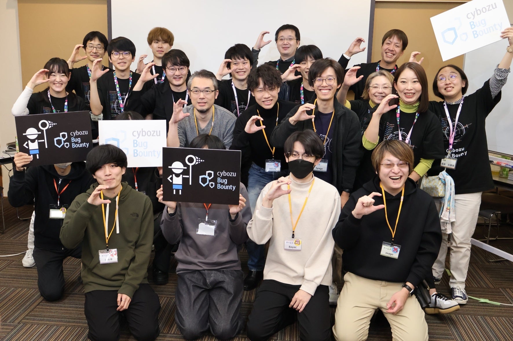 バグハンターとサイボウズ社員の集合写真