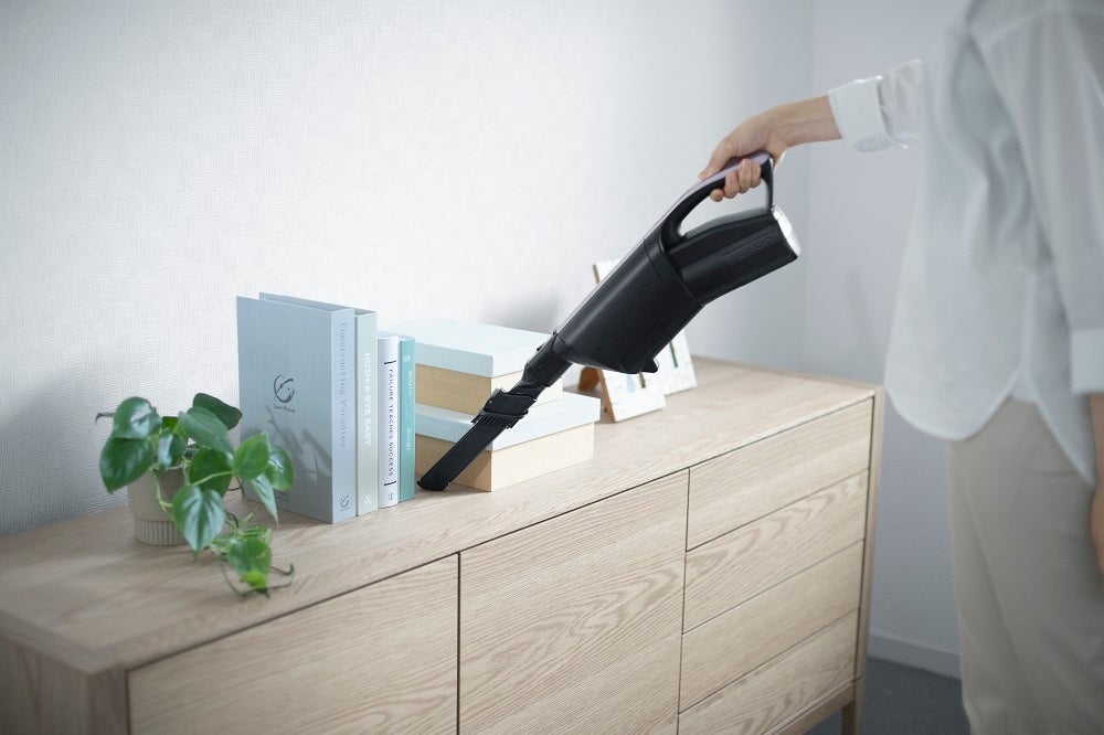 片手でラクラク使える軽さの紙パック式コードレス スティック