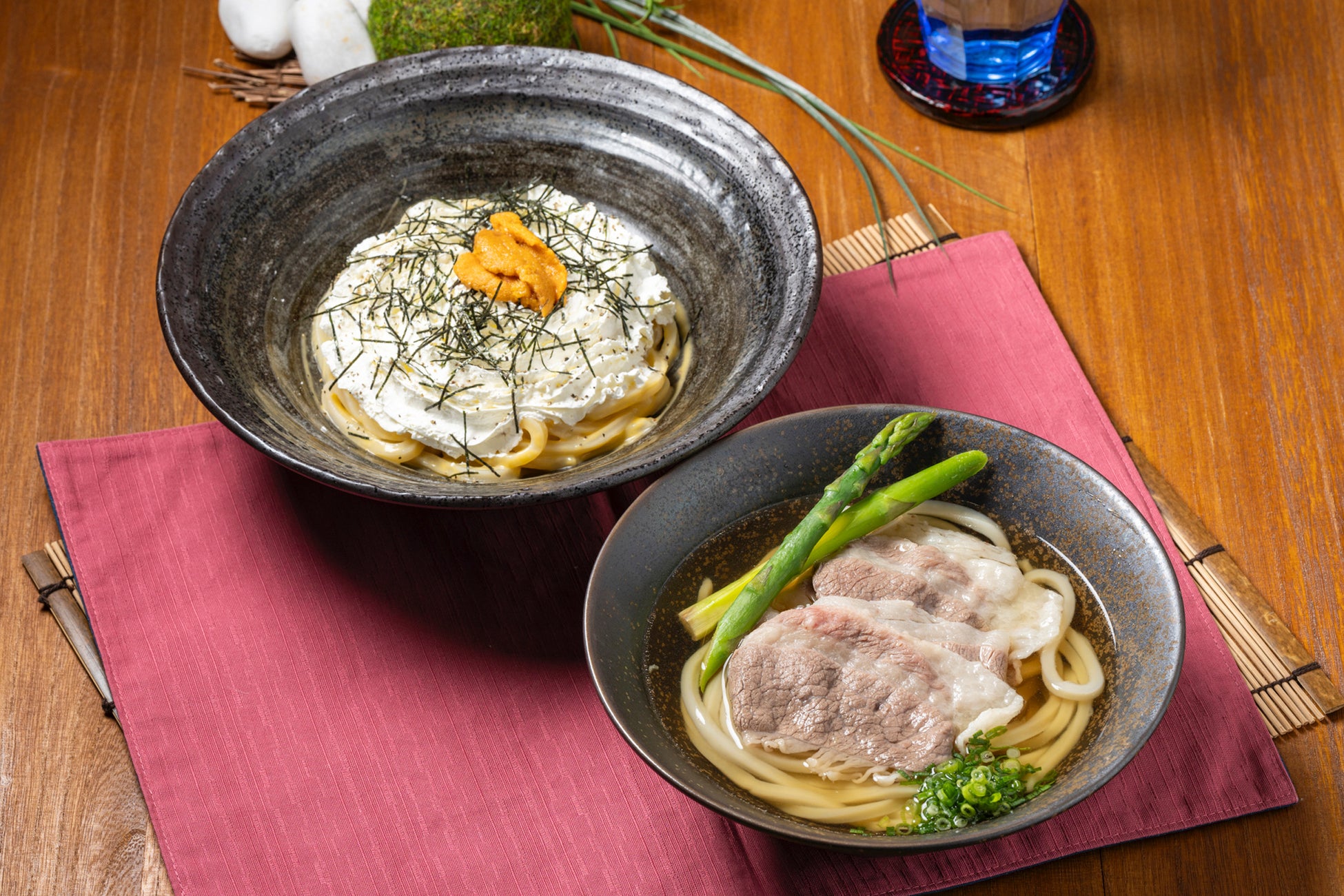 (左上:『白いうにクリームうどん』、右下:『和牛のうどん』)
