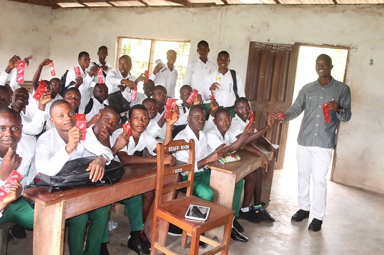 授業を実施する現地スタッフ