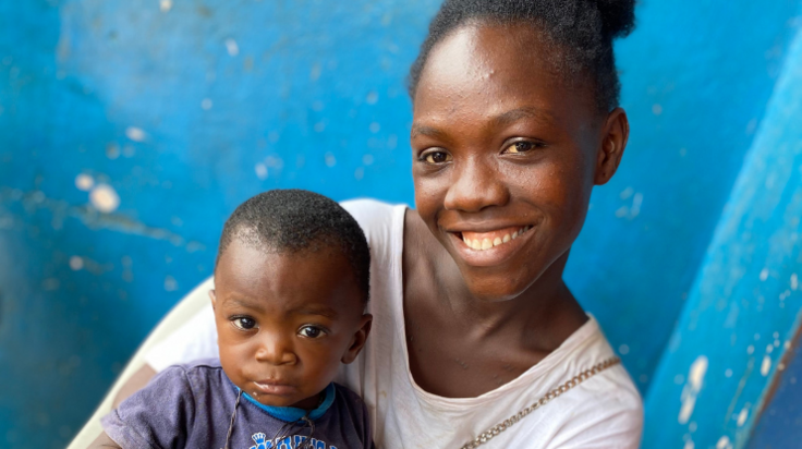 サポートを届けるシエラレオネ共和国の、10代のシングルマザーの女の子