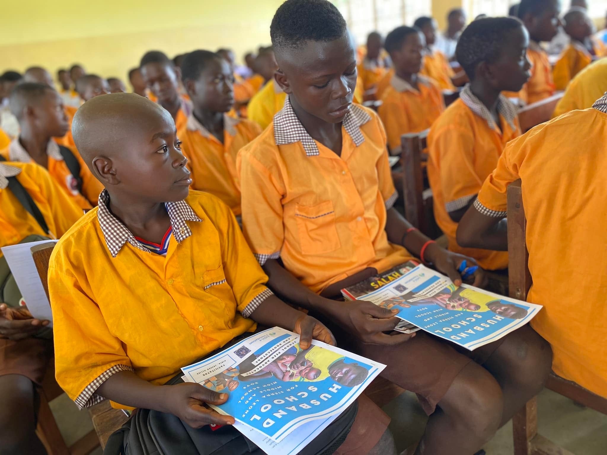 性教育プログラムに参加するシエラレオネの男子中高生