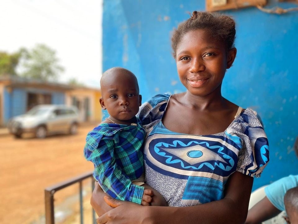 サポートで中学校に復学する10代のシングルマザーの女の子