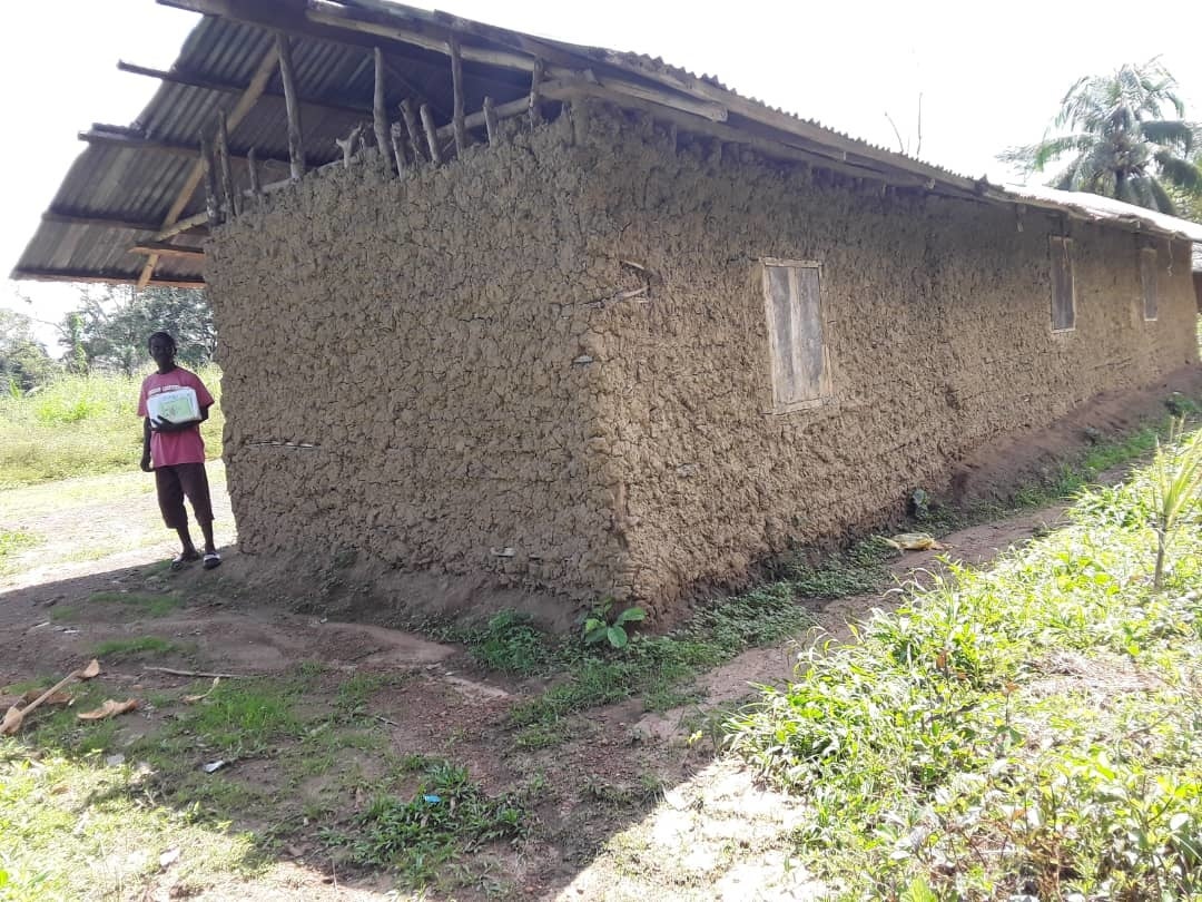 土壁がむき出しの状態のウィラー小学校。トイレ等の水道設備や給食提供などもなく、毎年の中学校進学率は0％です。