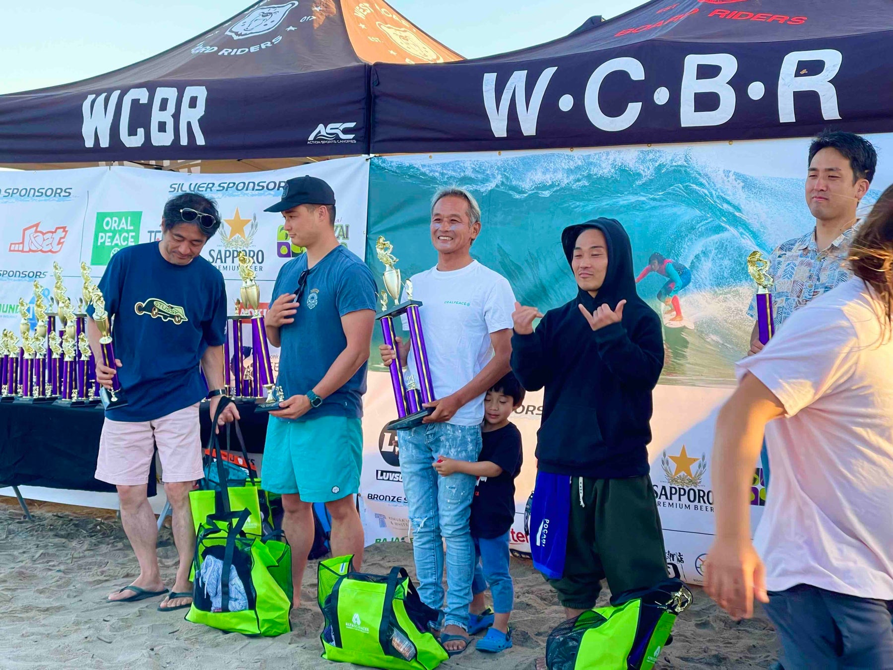 50代初心者は35年の大会の歴史の中で初快挙 伝統ある米国サーフィン大会ビギナー部門で優勝