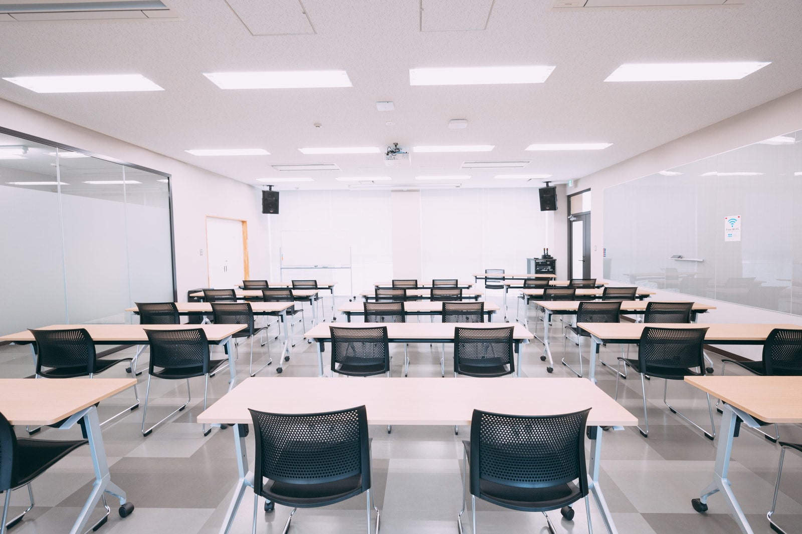 大熊インキュベーションセンターの会議室