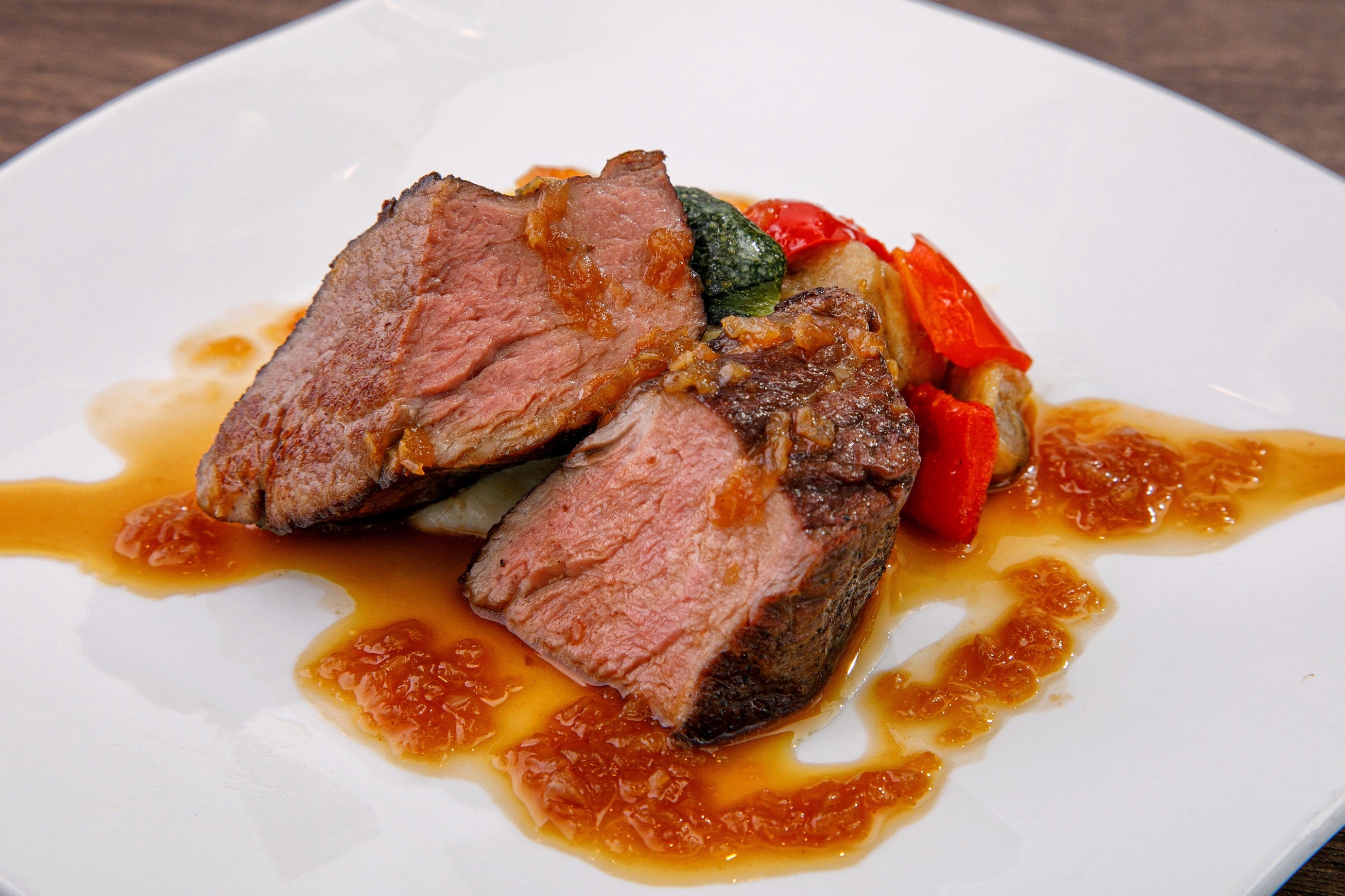 牛フィレ肉のローストシャリアピンソース