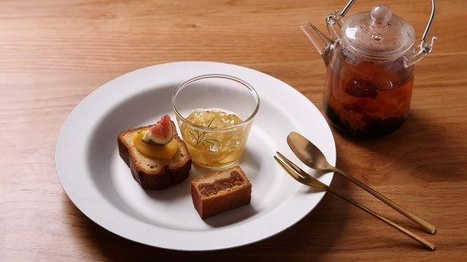 パイナップルケーキ／バジルのブランマンジェ 桃の金木犀コンポートのせ(プラス300円で３種盛りに変更可能)