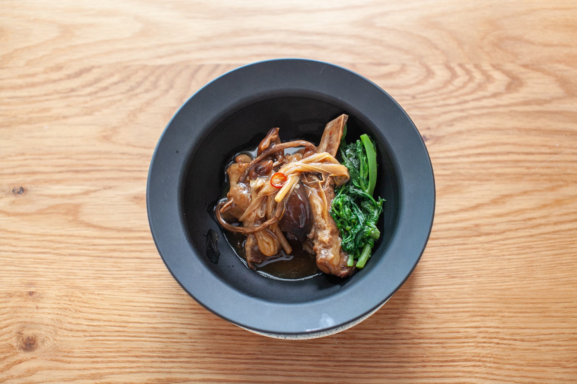 豚スペアリブと養生キノコのタオチオ煮込み