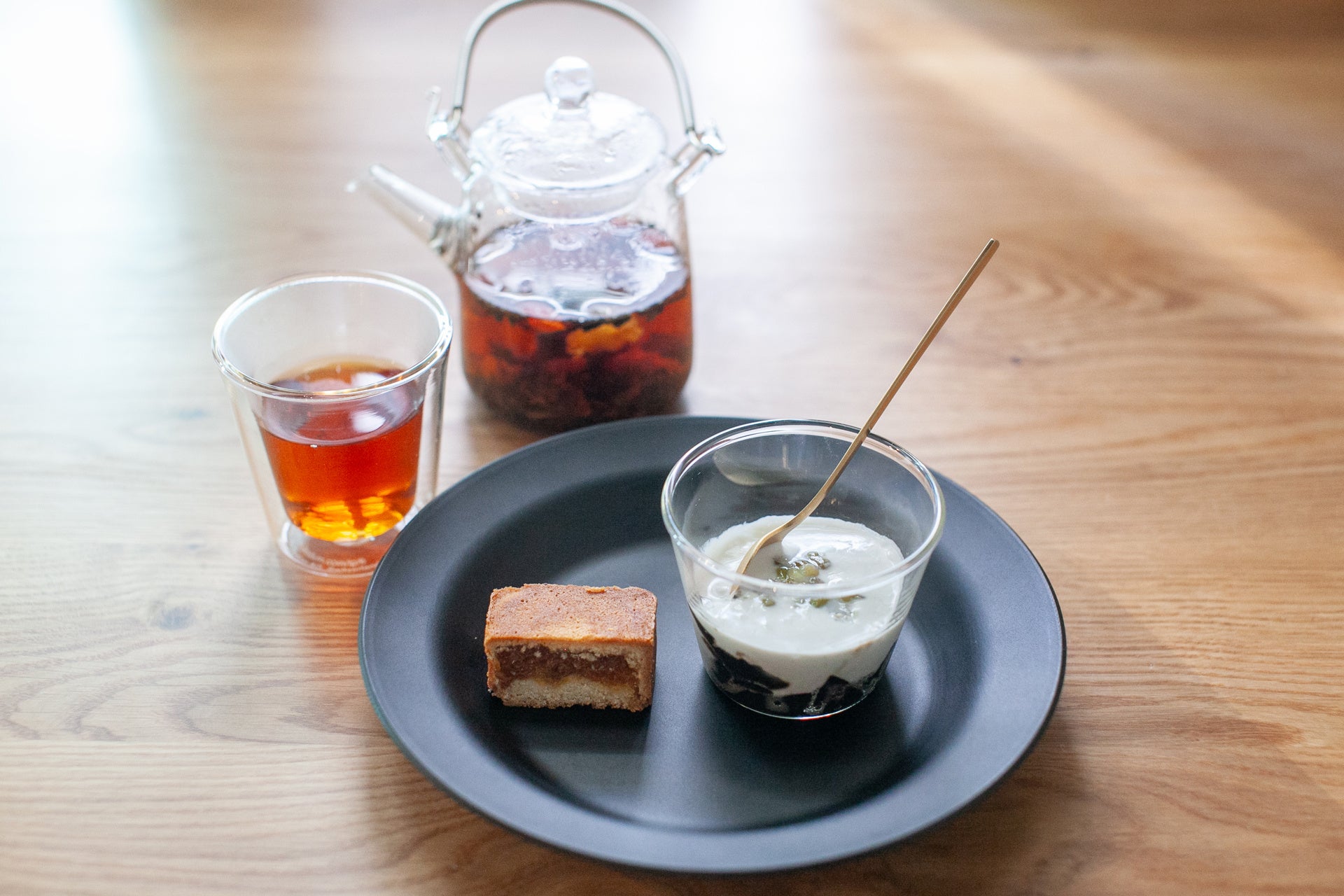 亀ゼリーと緑豆、ココナッツハーブの冷たいスープ、HENGENパイナップルケーキ