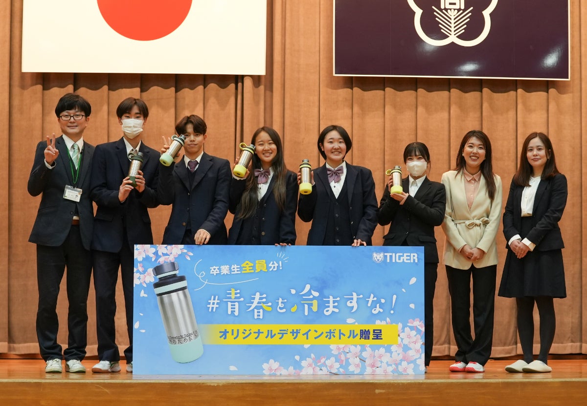 左から、応募いただいた前(まえ)先生、倉敷翠松高校卒業生5名、タイガー魔法瓶広報担当2名