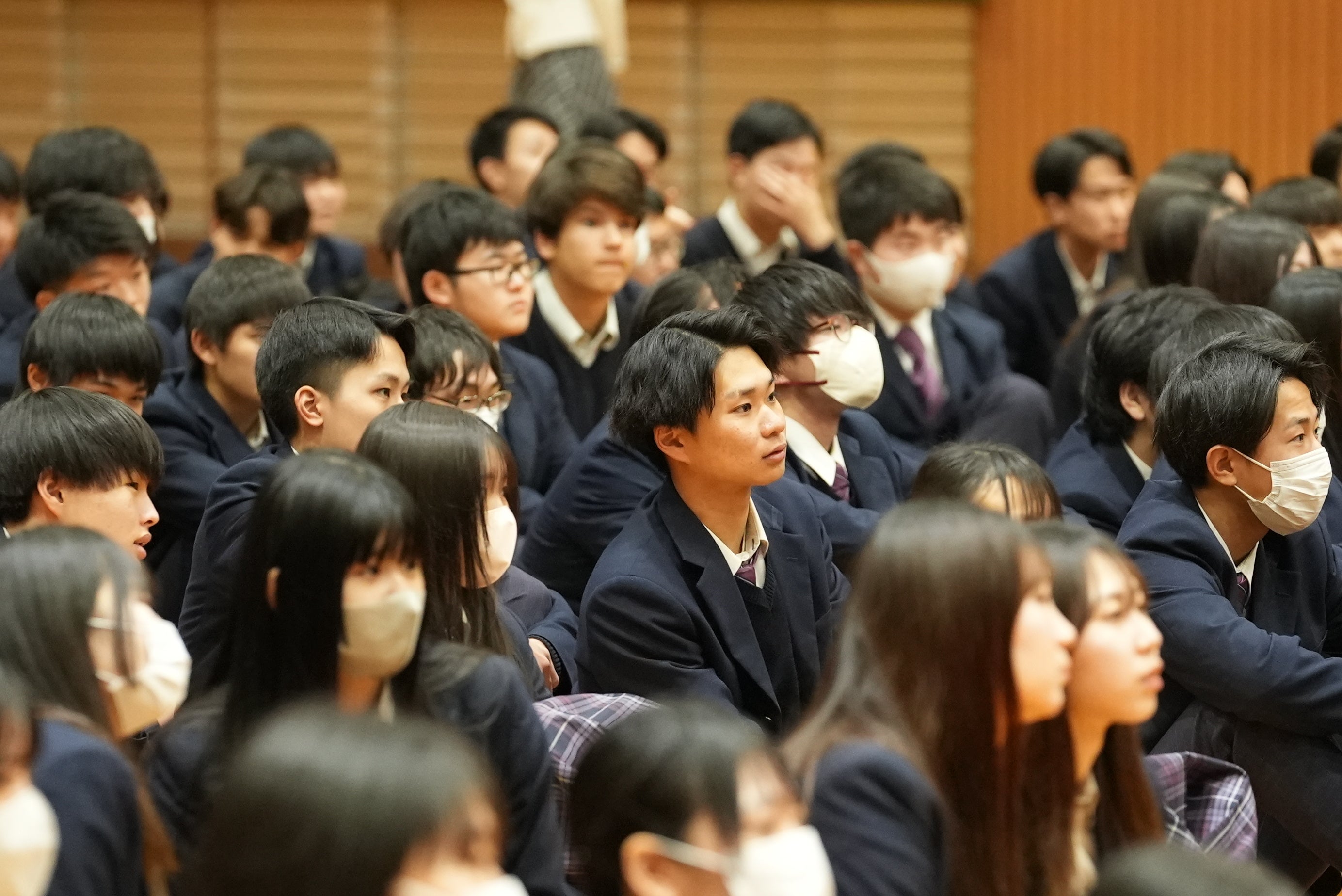 卒業生266名にオリジナルボトルをサプライズプレゼント