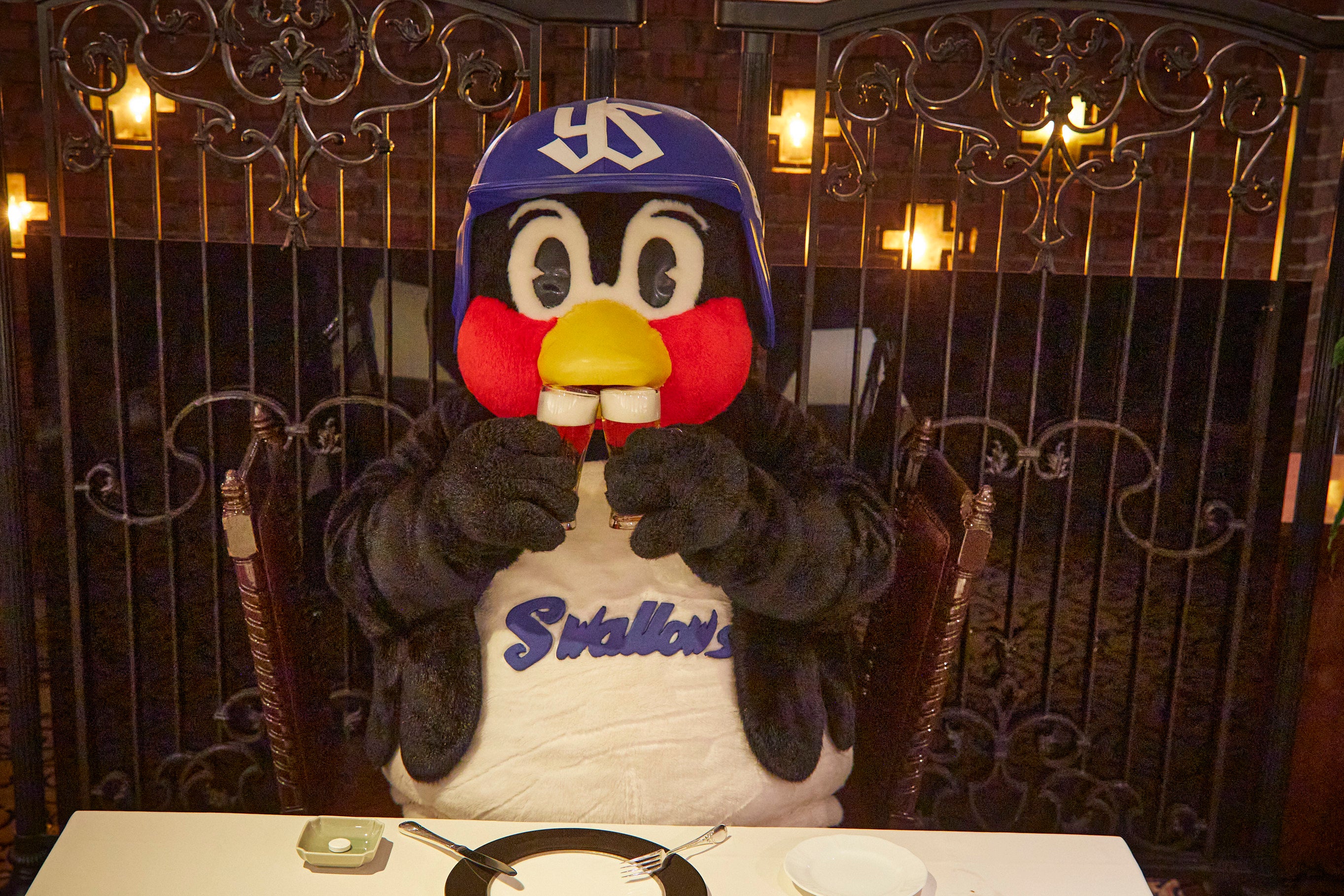 両手に花？いえいえ両手にビール！