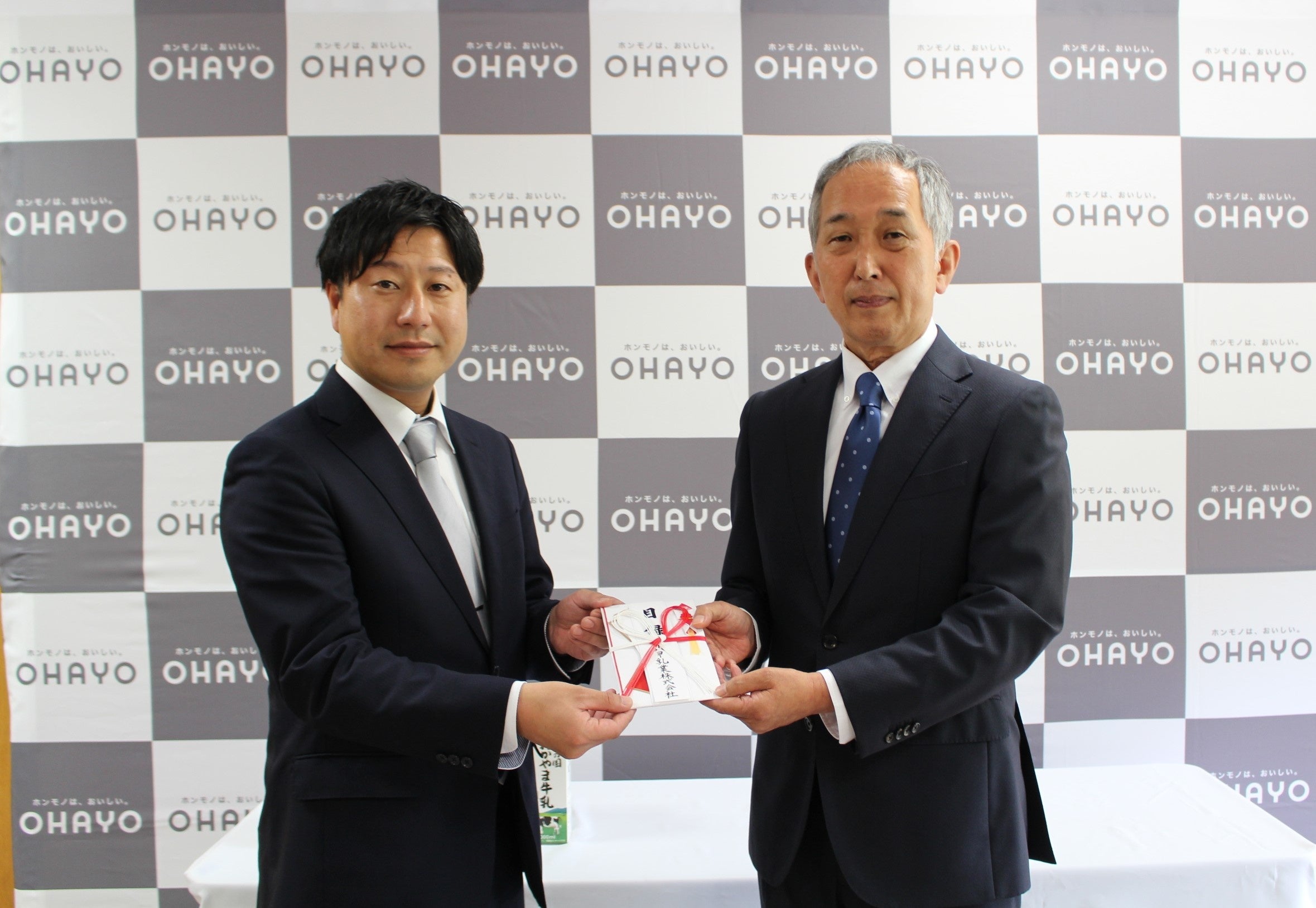 オハヨー乳業 田村（左）と中国四国酪農大学校 菱川校長