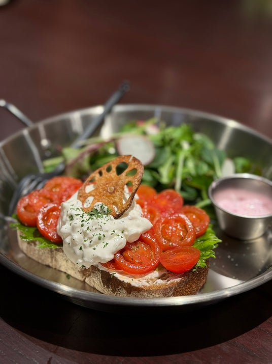 ヨーグルトに“ひと工夫”で、新しいおいしさ体験。直営カフェ「OHAYO GROUNDS」の新メニュー「OHAYO SAND」 ヨーグルトに“ひと工夫”で、新しいおいしさ体験。直営カフェ「OHAYO GROUNDS」の新メニュー「OHAYO SAND」