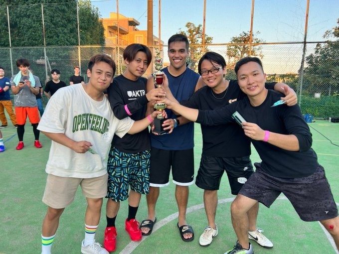 優勝チームにトロフィーの進呈