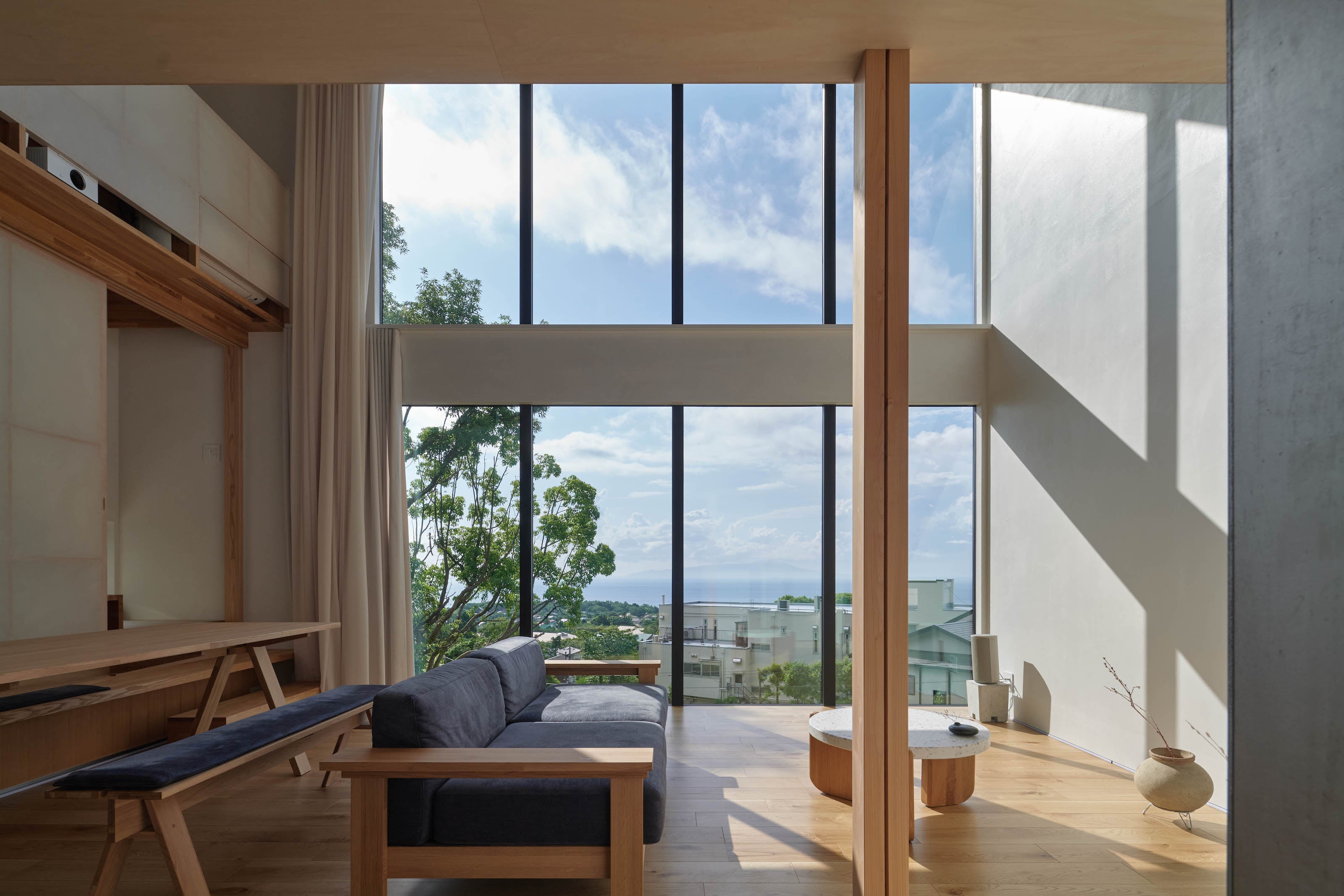 東に面したきな窓からは海から昇る朝日が見えます。