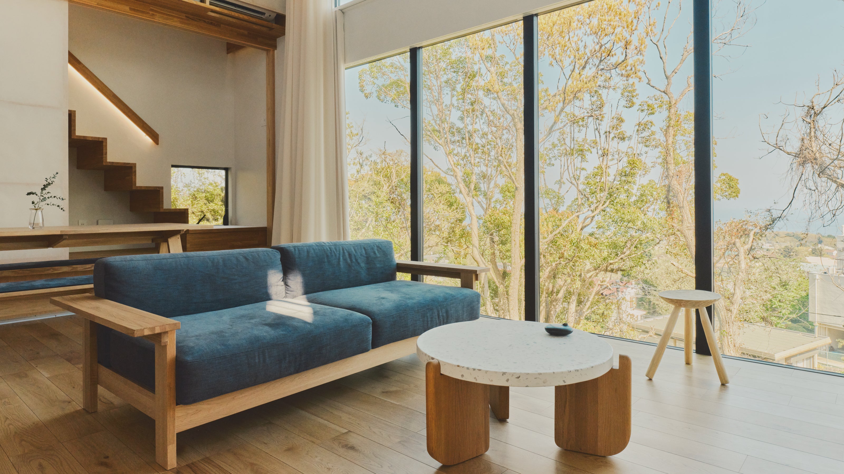 リビングのメイン家具は建築家Keiji Ashizawa氏デザインのIshinomaki Laboratory by Karimoku でまとめております。黒のスツールは Artek。 こだわりの家具の中で、ごゆっくりおくつろぎください。