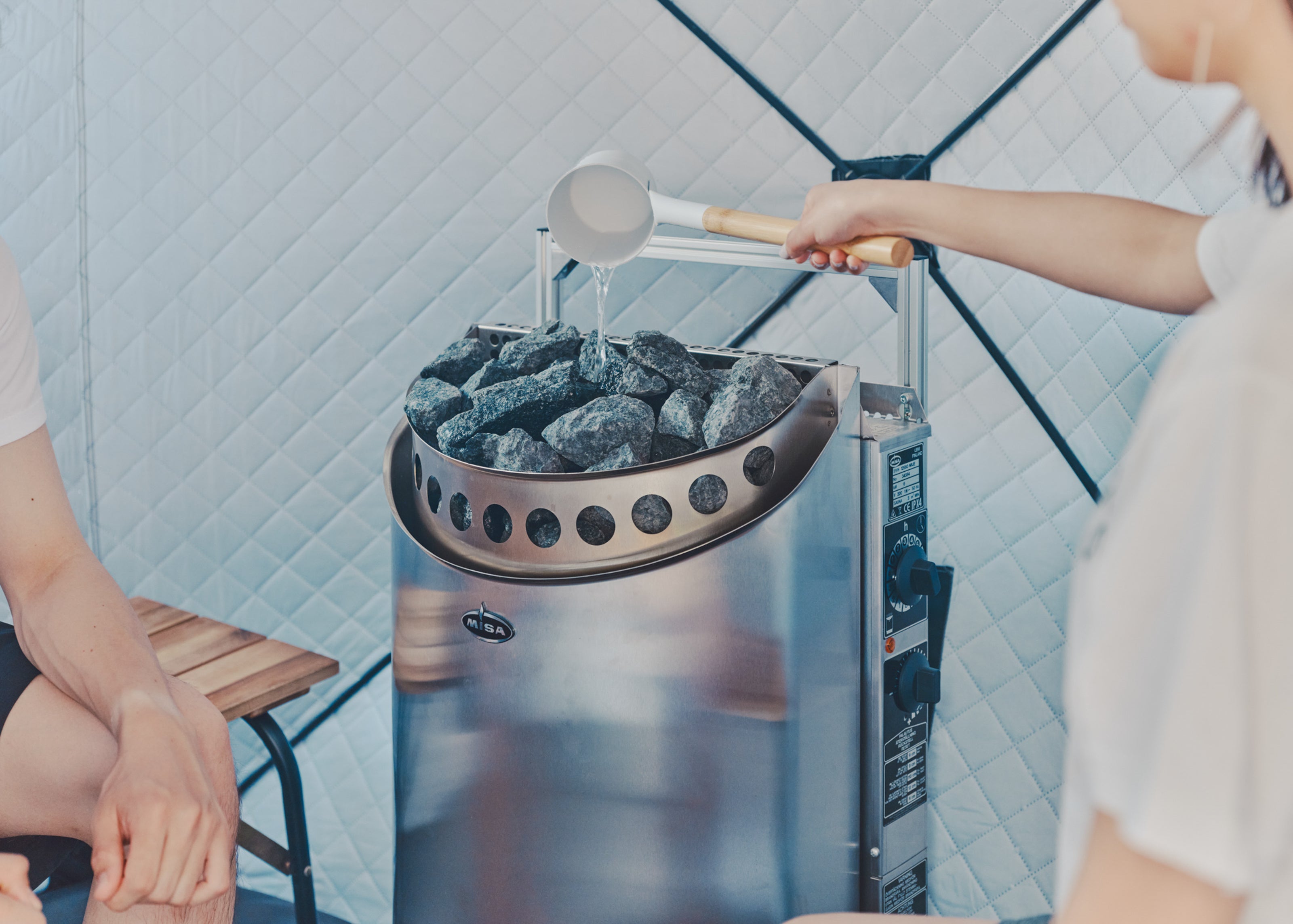 自然に囲まれたテラスには電気ストーブ式テントサウナを設置しています。