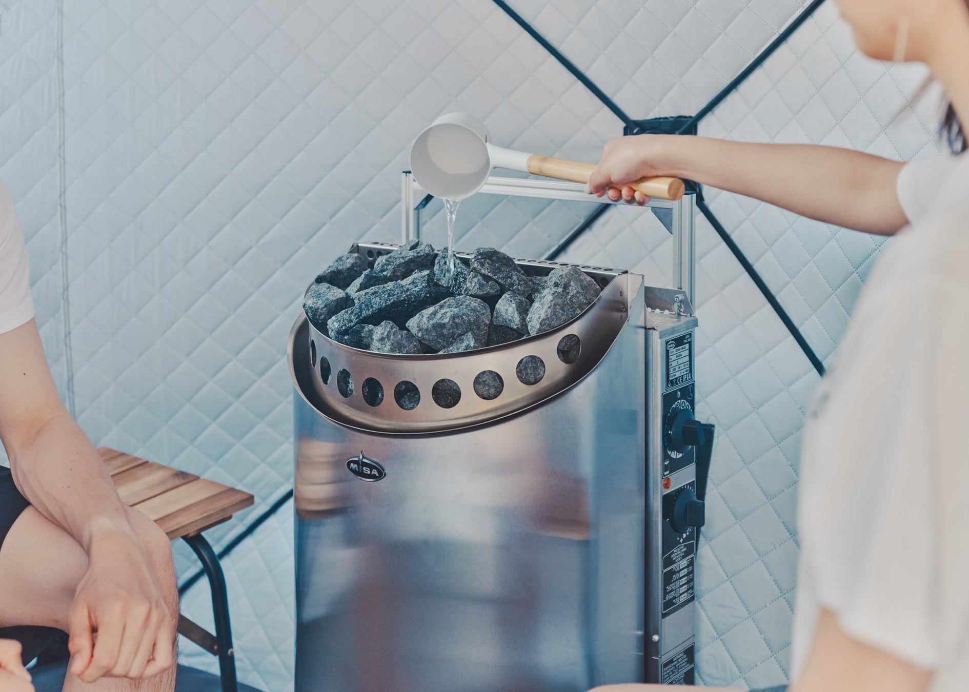 自然に囲まれたテラスには電気ストーブ式テントサウナを設置しています。