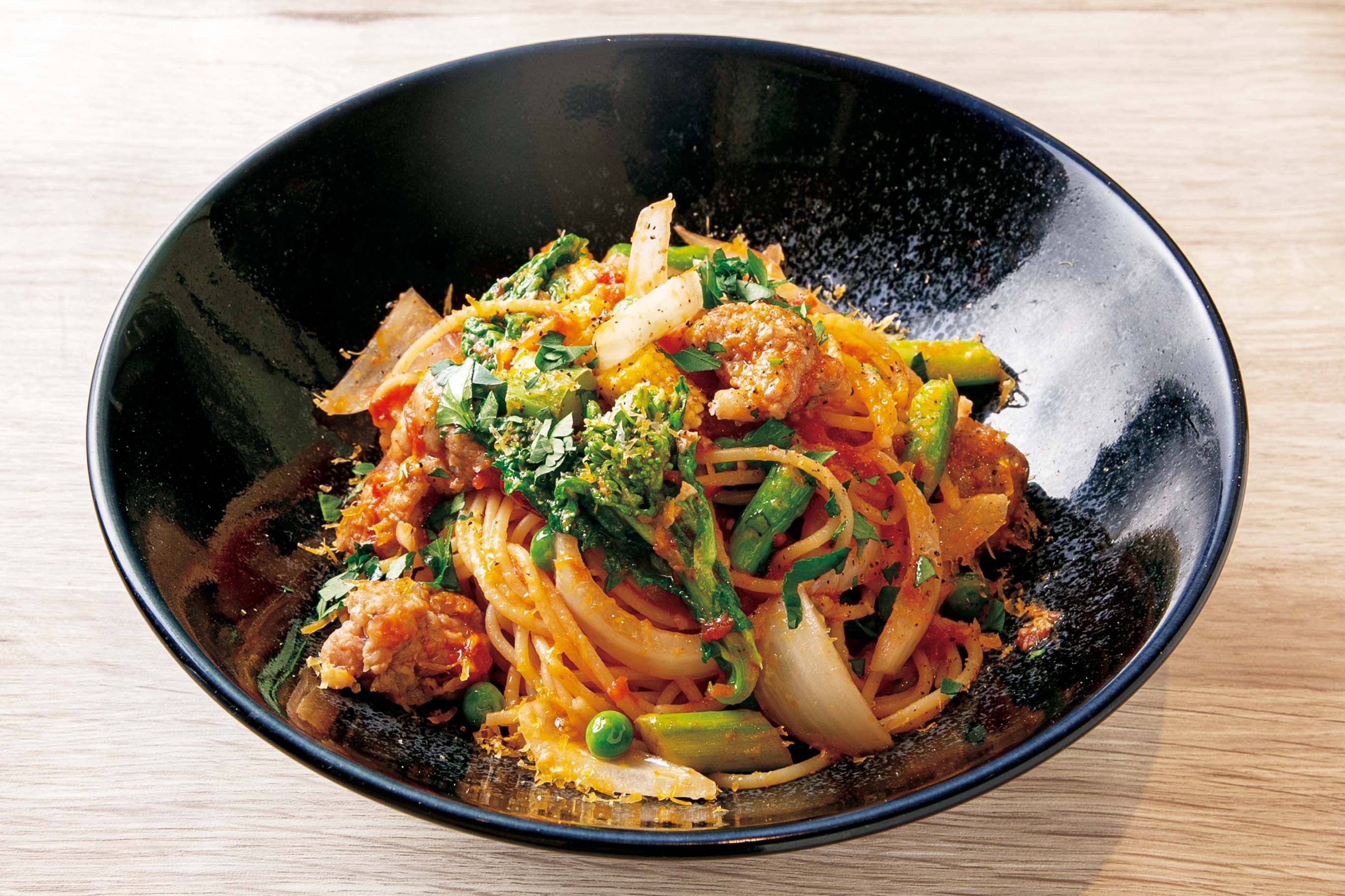 春野菜とサルシッチャのトマトソース