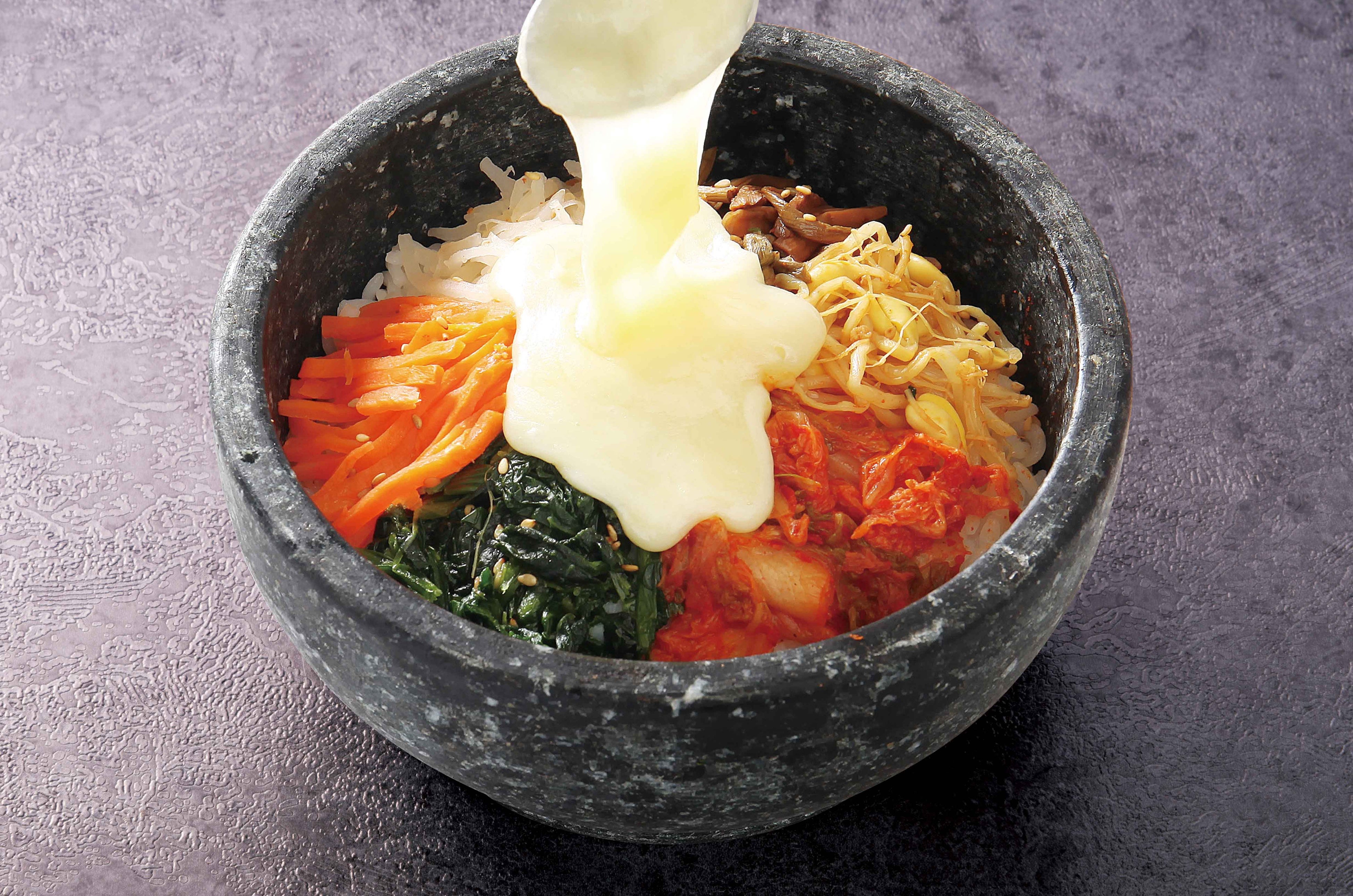 とろけるチーズの石焼ビビンバ