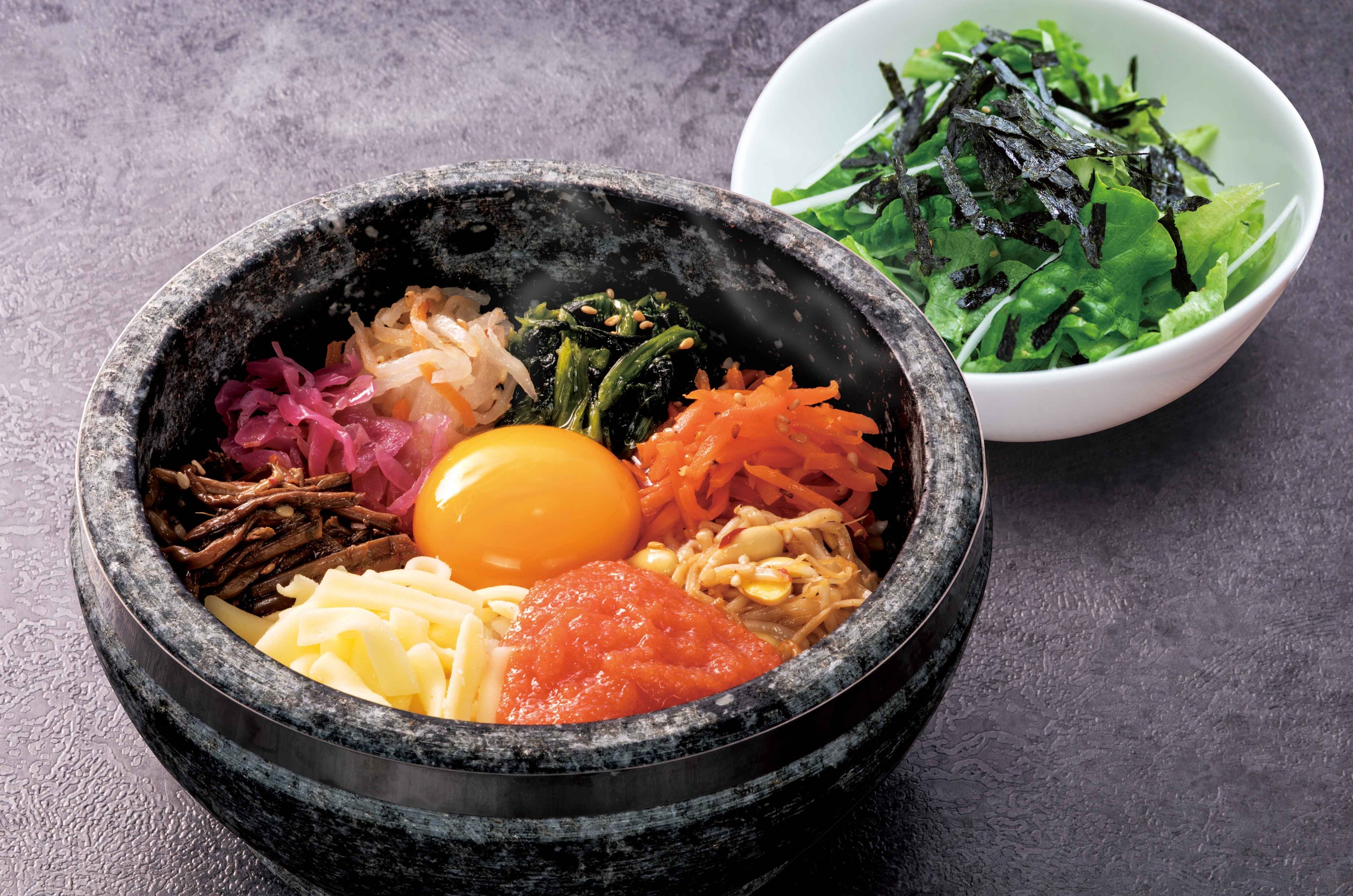 博多明太チーズ 石焼ビビンバ（チョレギサラダ付き）