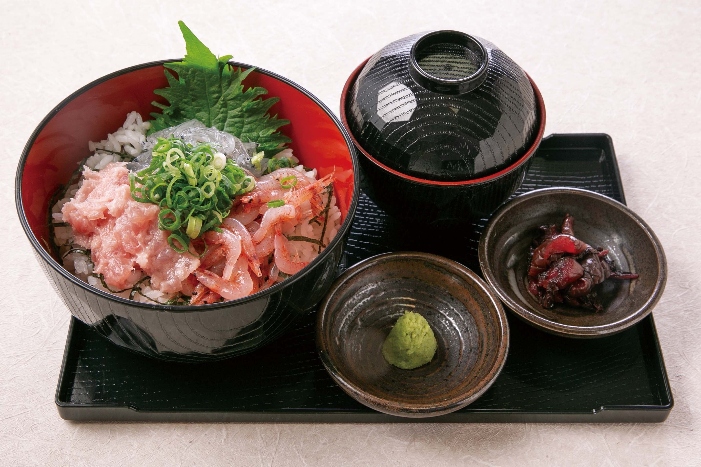 贅沢三色丼（味噌汁とお漬物付）