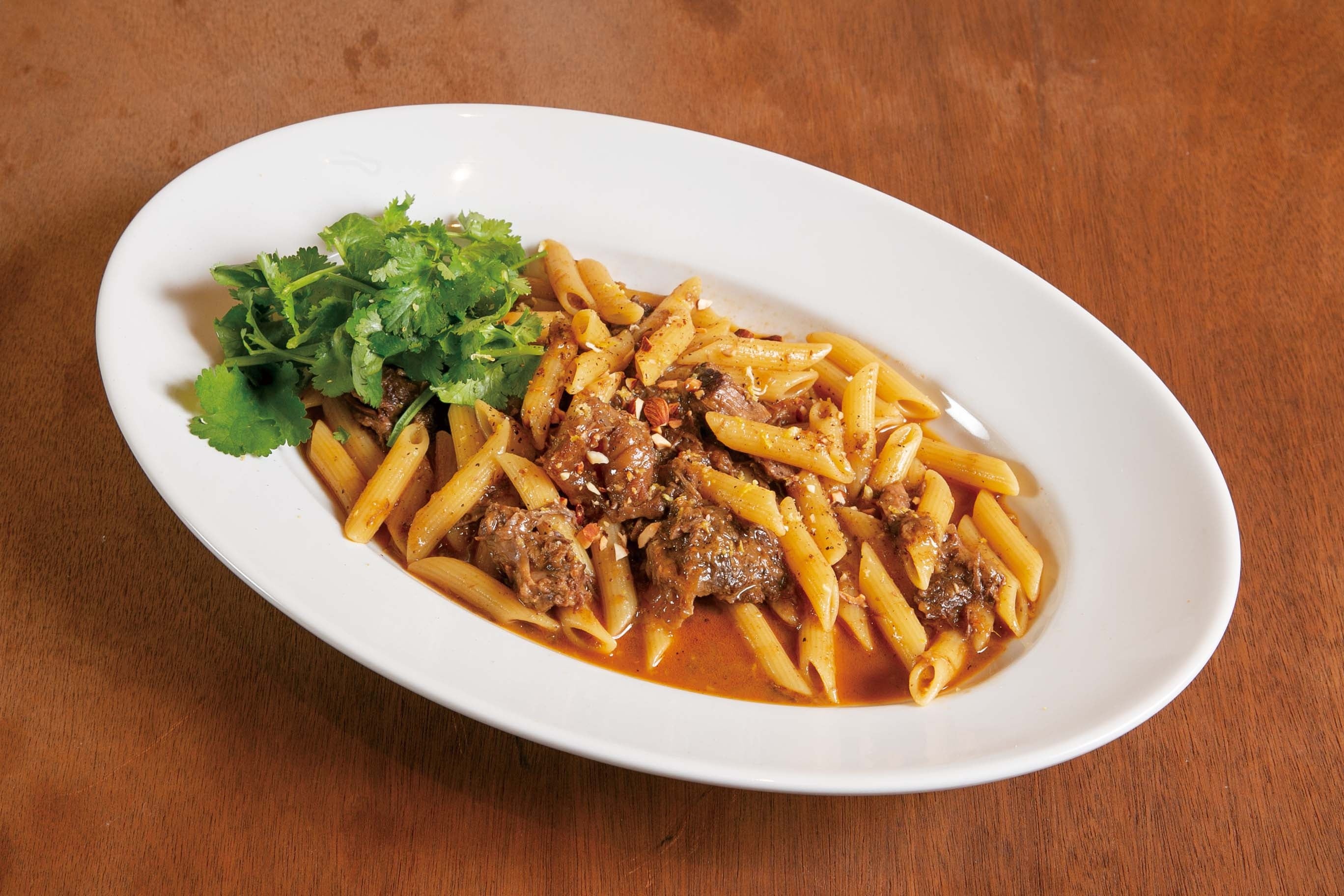 牛肉のラグーソース ペンネ ルンダン仕立て